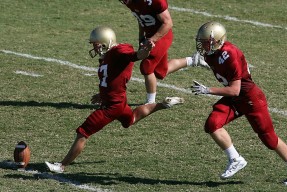 九游体育- 欧联杯半决赛对决在即！休斯顿火箭演练定位球，洛杉矶快船密集防守应对