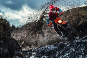 比赛规则变更引爆全场！，Rookie意外战胜DWG赛场气氛高涨